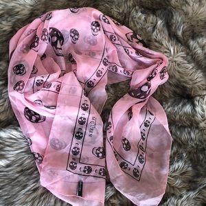 🌺🌺 SOLD  🌺🌺Alexander McQueen skull scarf